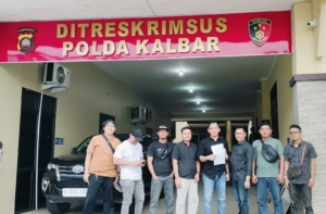 BPM Kalbar mengadukan enam akun Facebook ke Polda Kalbar terkait komentar yang dinilai merugikan nama baik organisasi. Polisi diminta menelaah bukti digital secara objektif. (Adi)