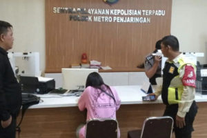 Polsek Metro Penjaringan membantu memulangkan wanita asal Pontianak berinisial MLT yang ditemukan terlantar di kawasan Pantai Indah Kapuk. (Polsek Metro Penjaringan)