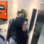 Bupati Gowa Sitti Husniah Talenrang tidak ditahan usai diperiksa enam jam sebagai tersangka kasus dugaan pemerasan dan TPPU oleh Kortas Tipidkor Polri. (Foto: ReportaseNews/Tama)