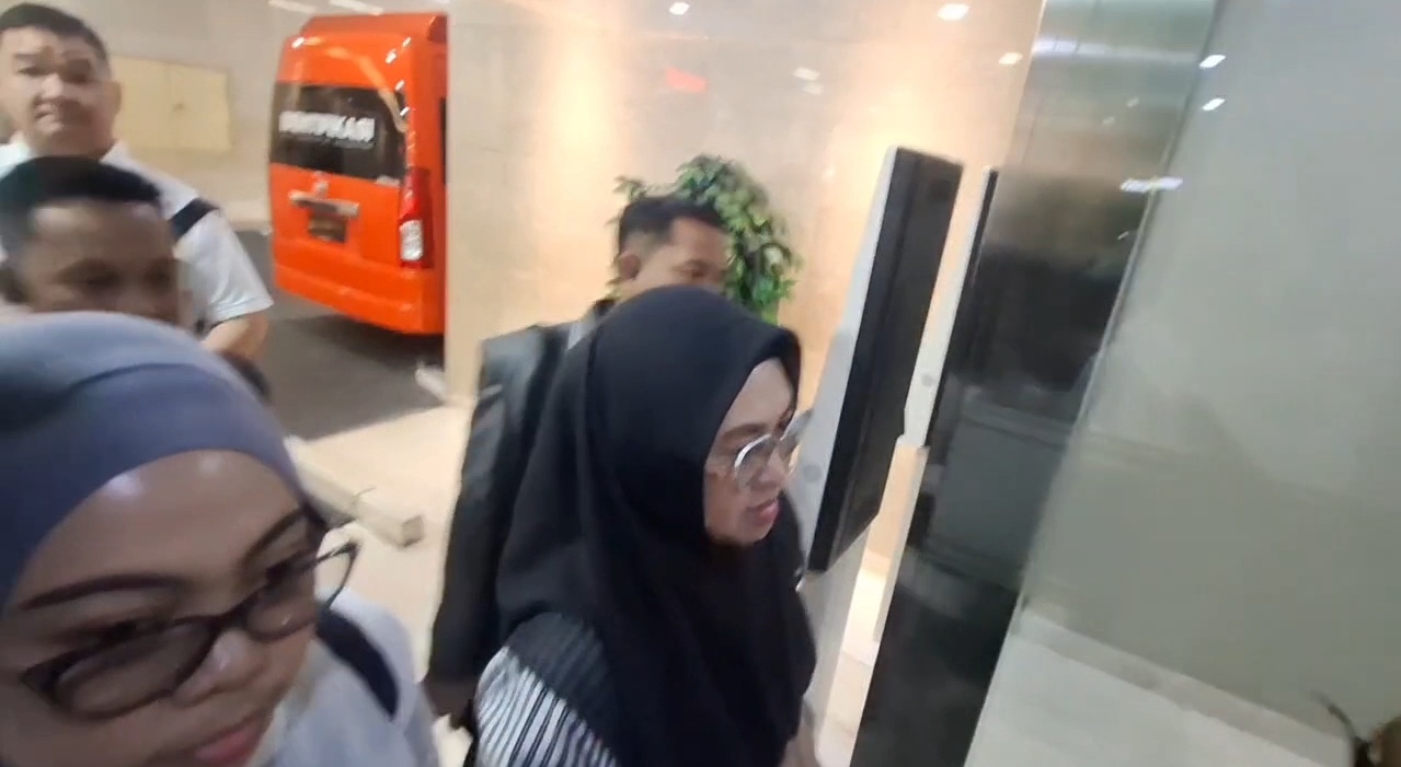 Bupati Gowa Sitti Husniah Talenrang tidak ditahan usai diperiksa enam jam sebagai tersangka kasus dugaan pemerasan dan TPPU oleh Kortas Tipidkor Polri. (Foto: ReportaseNews/Tama)