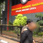 Polda Metro Jaya mengamankan pria berinisial MU di Cilodong, Depok, terkait dugaan peredaran obat keras daftar G. Polisi menyita 1.003 butir obat serta uang tunai Rp2,1 juta. (Ditresnarkoba PMJ)