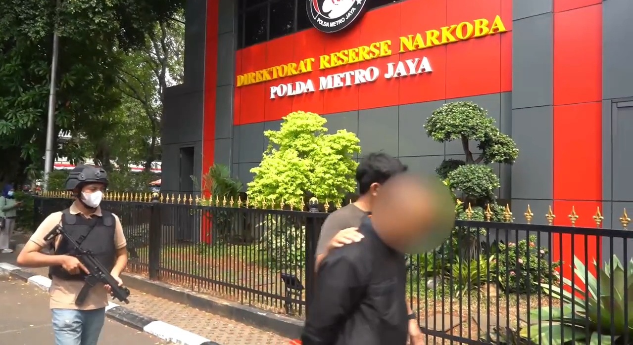 Polda Metro Jaya mengamankan pria berinisial MU di Cilodong, Depok, terkait dugaan peredaran obat keras daftar G. Polisi menyita 1.003 butir obat serta uang tunai Rp2,1 juta. (Ditresnarkoba PMJ)
