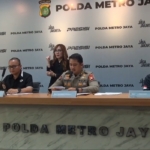 Polda Metro Jaya menangkap lima tersangka kasus pembobolan kartu kredit dengan modus SMS blast menggunakan fake BTS. Pelaku menyasar warga di lokasi ramai. (ReportaseNews/Tama)