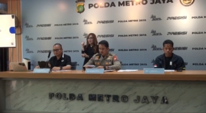 Polda Metro Jaya menangkap lima tersangka kasus pembobolan kartu kredit dengan modus SMS blast menggunakan fake BTS. Pelaku menyasar warga di lokasi ramai. (ReportaseNews/Tama)