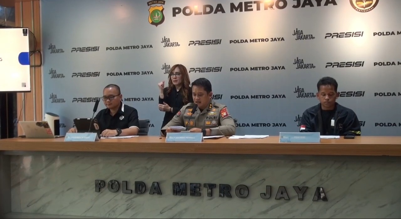 Polda Metro Jaya menangkap lima tersangka kasus pembobolan kartu kredit dengan modus SMS blast menggunakan fake BTS. Pelaku menyasar warga di lokasi ramai. (ReportaseNews/Tama)