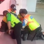 Dua pria diamankan petugas KAI Commuter di Stasiun Manggarai setelah diduga masuk bersama ke satu bilik toilet dan melakukan pelanggaran norma. (Tangkapan Layar)