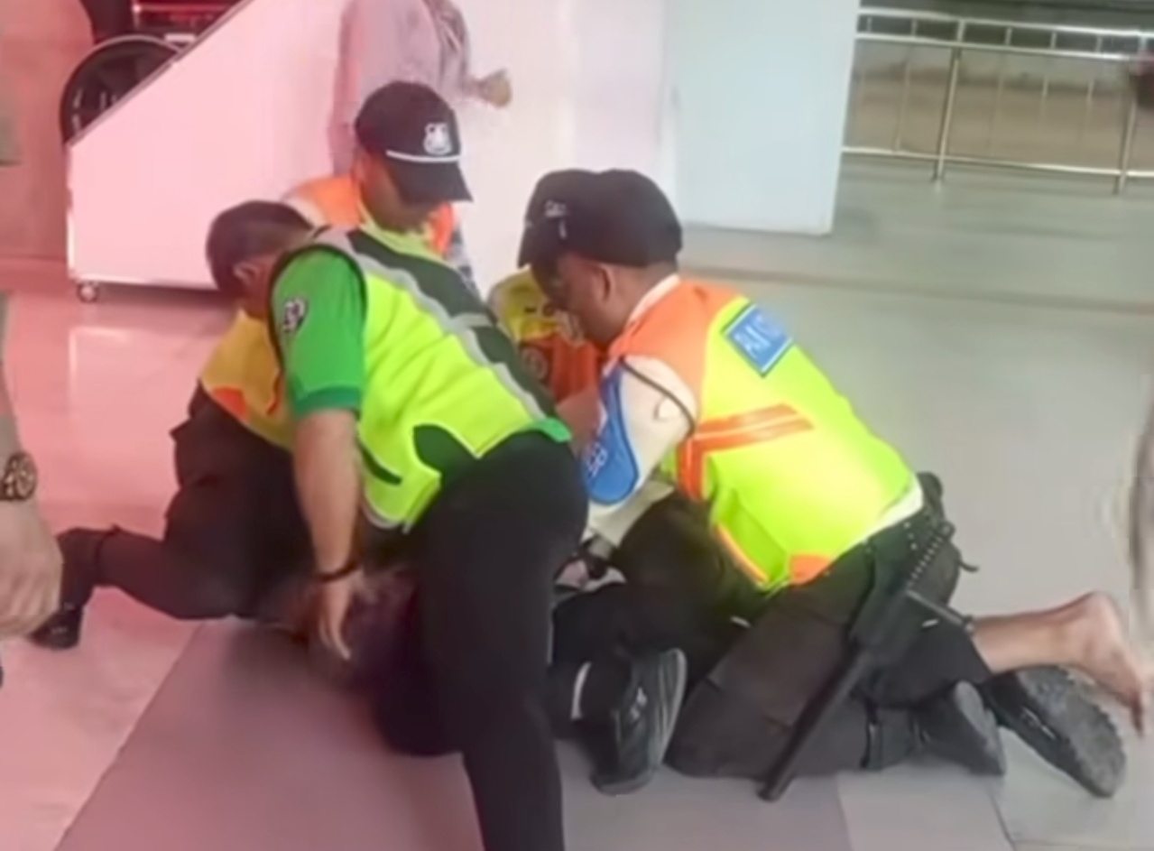 Dua pria diamankan petugas KAI Commuter di Stasiun Manggarai setelah diduga masuk bersama ke satu bilik toilet dan melakukan pelanggaran norma. (Tangkapan Layar)