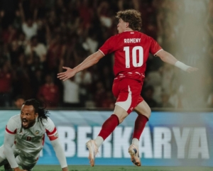 Ole Romeny diragukan tampil saat Timnas Indonesia menghadapi Thailand pada final FIFA ASEAN Cup 2026 setelah menjalani latihan terpisah dan masih diperiksa tim medis. (Instagram/oleromeny)