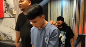 Polda Metro Jaya menangkap terduga pelaku pencurian tas penumpang KRL di Stasiun Tebet. Laptop ASUS dan ponsel Redmi milik korban berhasil diamankan. (Resmob PMJ)