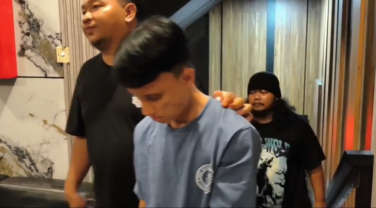 Polda Metro Jaya menangkap terduga pelaku pencurian tas penumpang KRL di Stasiun Tebet. Laptop ASUS dan ponsel Redmi milik korban berhasil diamankan. (Resmob PMJ)