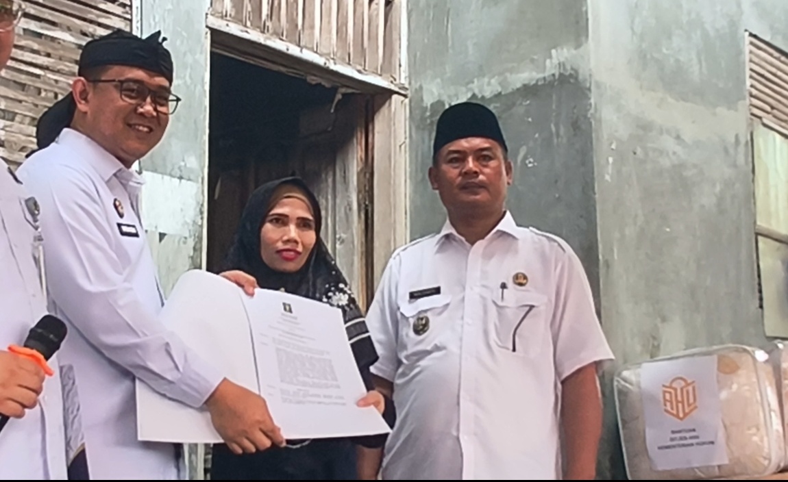 Siti Baedah, PMI asal Majalengka yang sempat dikurung 14 tahun di Yordania, kini kembali ke Indonesia bersama lima anaknya. Pemerintah memastikan status mereka sebagai WNI dan menyiapkan dokumen kependudukan serta dukungan usaha. (ReportaseNews/Tama)