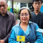 Warga Pondok Pinang, Amanda Andono, melaporkan dugaan pengeroyokan ke Polda Metro Jaya setelah memprotes suara petasan dan kembang api acara Maulid. (ReportaseNews/Tama)