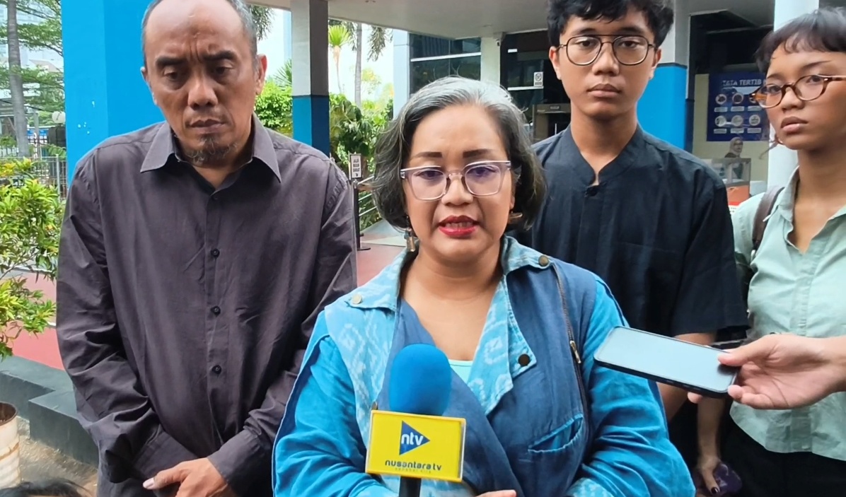 Warga Pondok Pinang, Amanda Andono, melaporkan dugaan pengeroyokan ke Polda Metro Jaya setelah memprotes suara petasan dan kembang api acara Maulid. (ReportaseNews/Tama)