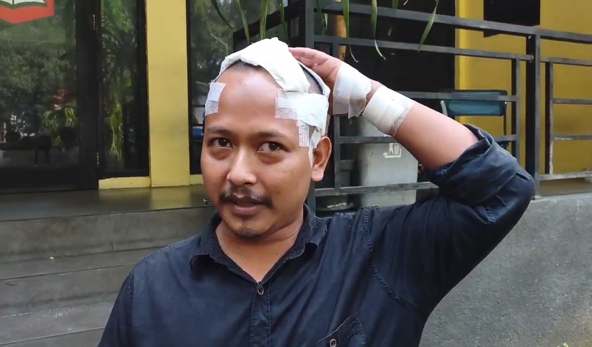 Pengemudi taksi online Ahmad Andalusi menjadi korban pembegalan di Pamulang, Tangerang Selatan. Korban mengalami 13 luka senjata tajam dan polisi menangkap tersangka berinisial AF. (ReportaseNews/Tama)