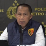 Direktur Reserse Kriminal Umum Polda Metro Jaya, Kombes Pol Imron Ermawan, mengungkap kasus dua tersangka pembunuhan berencana terhadap perempuan 19 tahun di kamar kos Pinang Ranti. Pelaku diduga mengincar harta korban untuk membayar utang dan memenuhi kebutuhan sehari-hari. (ReportaseNews/Tama)