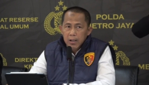 Direktur Reserse Kriminal Umum Polda Metro Jaya, Kombes Pol Imron Ermawan, mengungkap kasus dua tersangka pembunuhan berencana terhadap perempuan 19 tahun di kamar kos Pinang Ranti. Pelaku diduga mengincar harta korban untuk membayar utang dan memenuhi kebutuhan sehari-hari. (ReportaseNews/Tama)