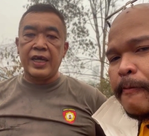 Iptu M. Agus Setiawan, anggota Polresta Palangkaraya, tetap membantu memadamkan karhutla meski terserang ISPA. Ia menyimpan waktu istirahat demi menghadiri wisuda anaknya. (Instagram/jadmikoz)
