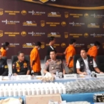 Polda Metro Jaya membongkar dua pabrik obat keras ilegal di Sukoharjo, Jawa Tengah. Sebanyak 16 orang diamankan, jutaan pil disita, serta uang tunai Rp9 miliar. (ReportaseNews/Tama)