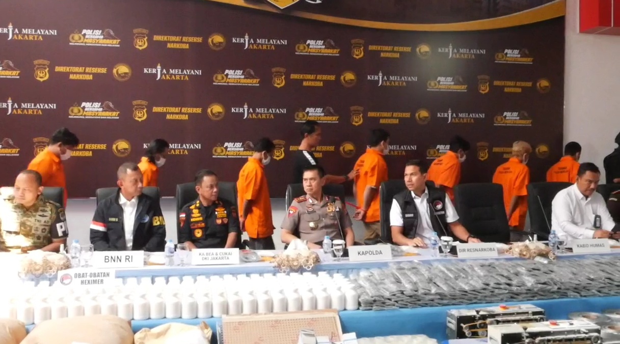 Polda Metro Jaya membongkar dua pabrik obat keras ilegal di Sukoharjo, Jawa Tengah. Sebanyak 16 orang diamankan, jutaan pil disita, serta uang tunai Rp9 miliar. (ReportaseNews/Tama)